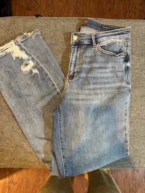 Judy Blue Medium Wash Straight-Leg Jeans with Distressed Hem